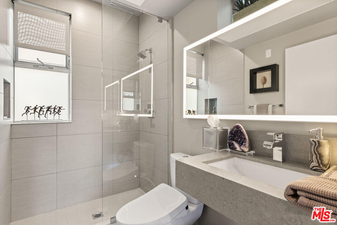 742 N Hudson Ave Unit: 4