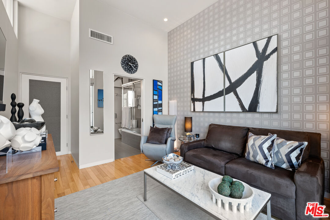 742 N Hudson Ave Unit: 4