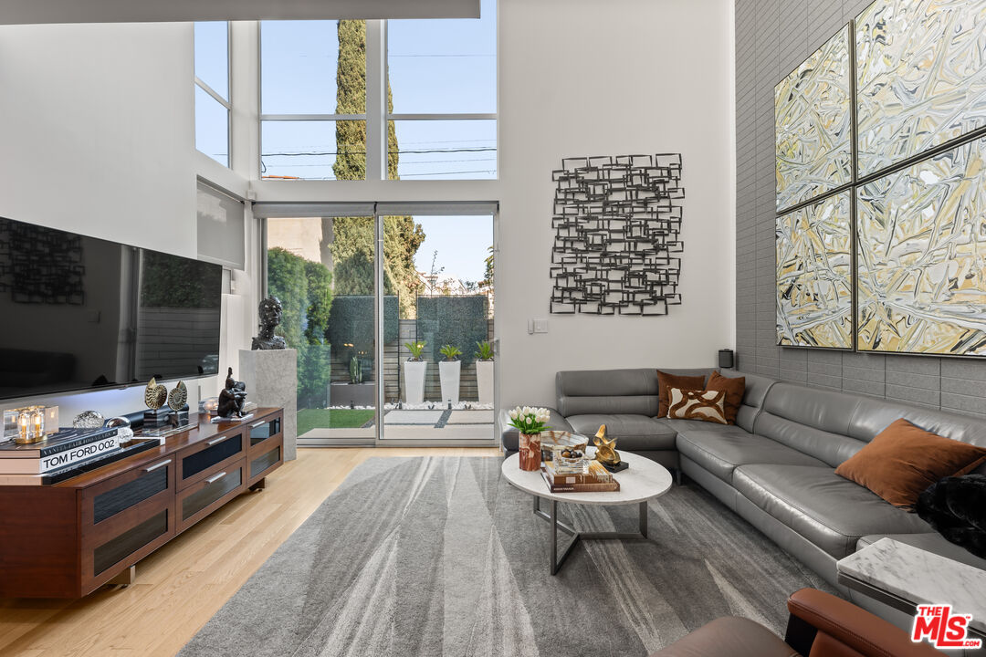 742 N Hudson Ave Unit: 4