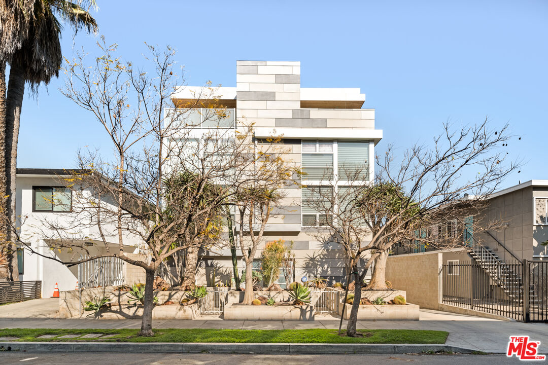 742 N Hudson Ave Unit: 4