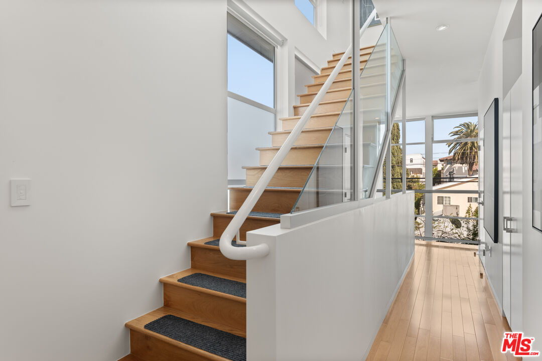 742 N Hudson Ave Unit: 4