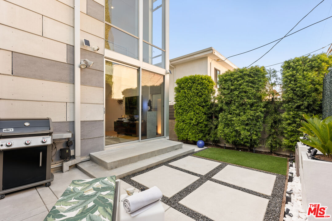 742 N Hudson Ave Unit: 4