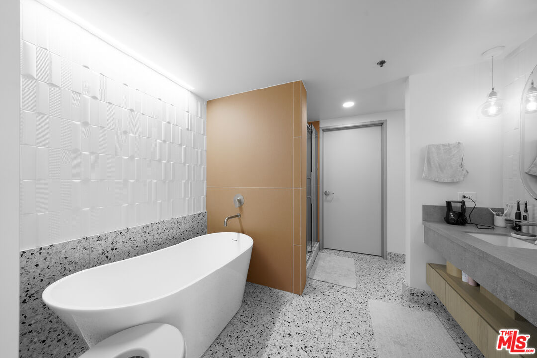 330 W 11th St Unit: 305