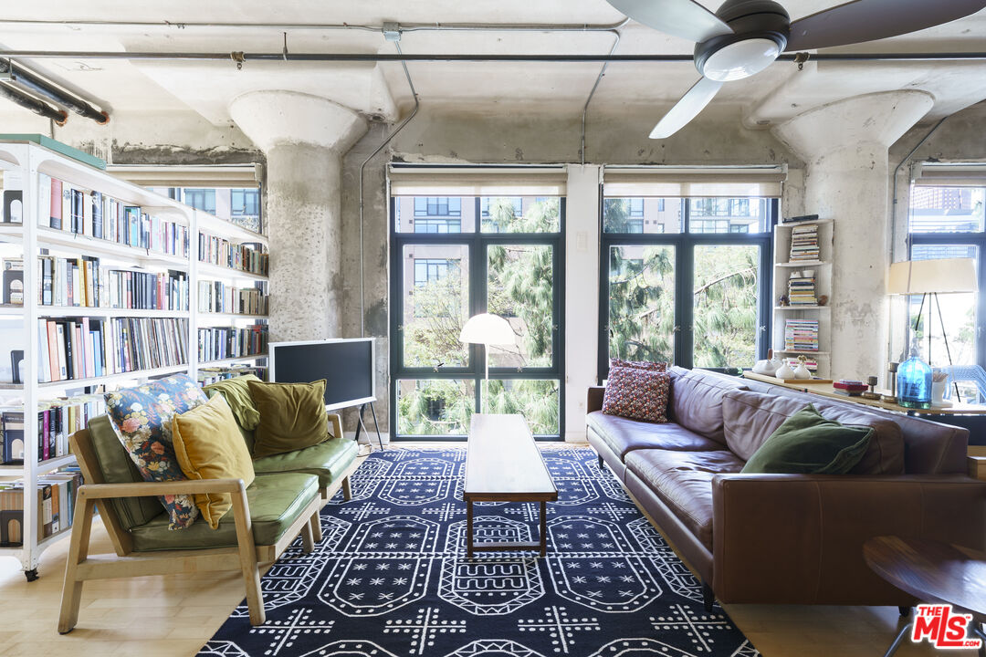 330 W 11th St Unit: 305