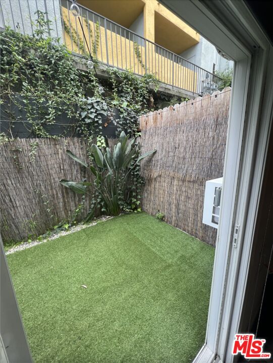 1261 N Laurel Ave Unit: 21