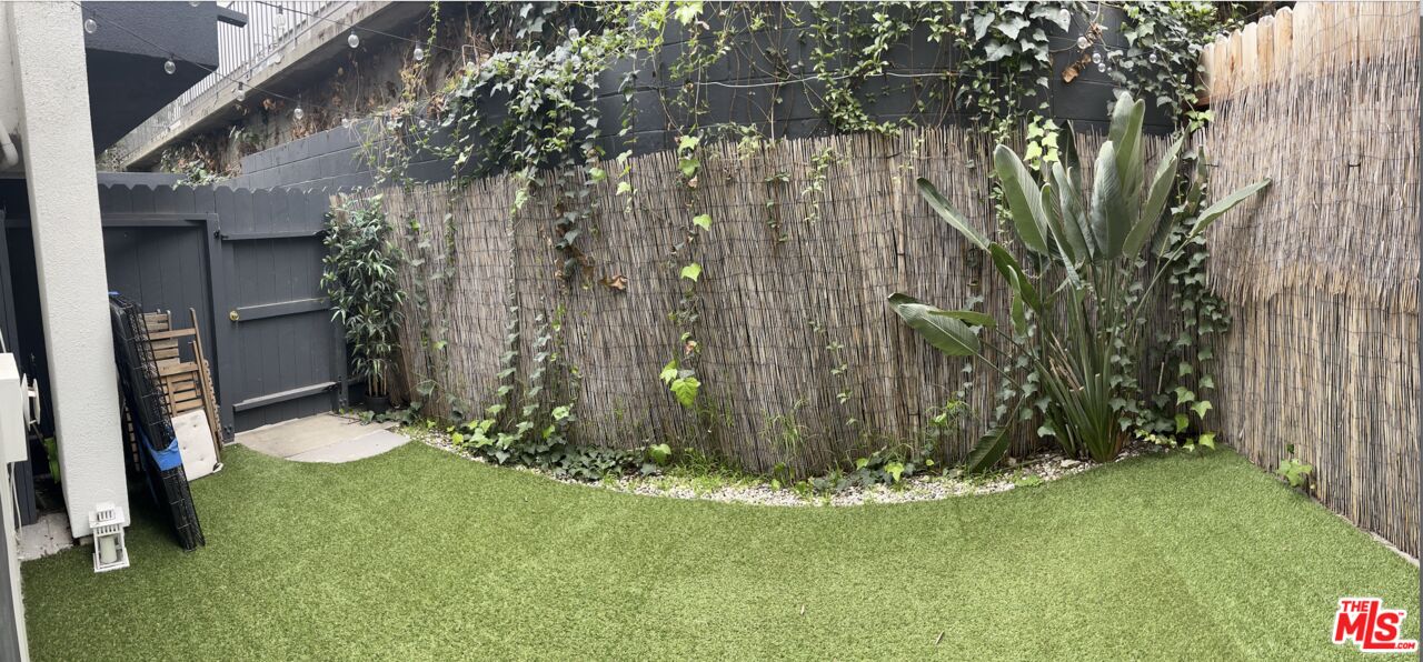 1261 N Laurel Ave Unit: 21