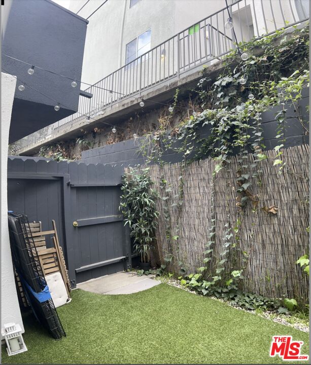 1261 N Laurel Ave Unit: 21