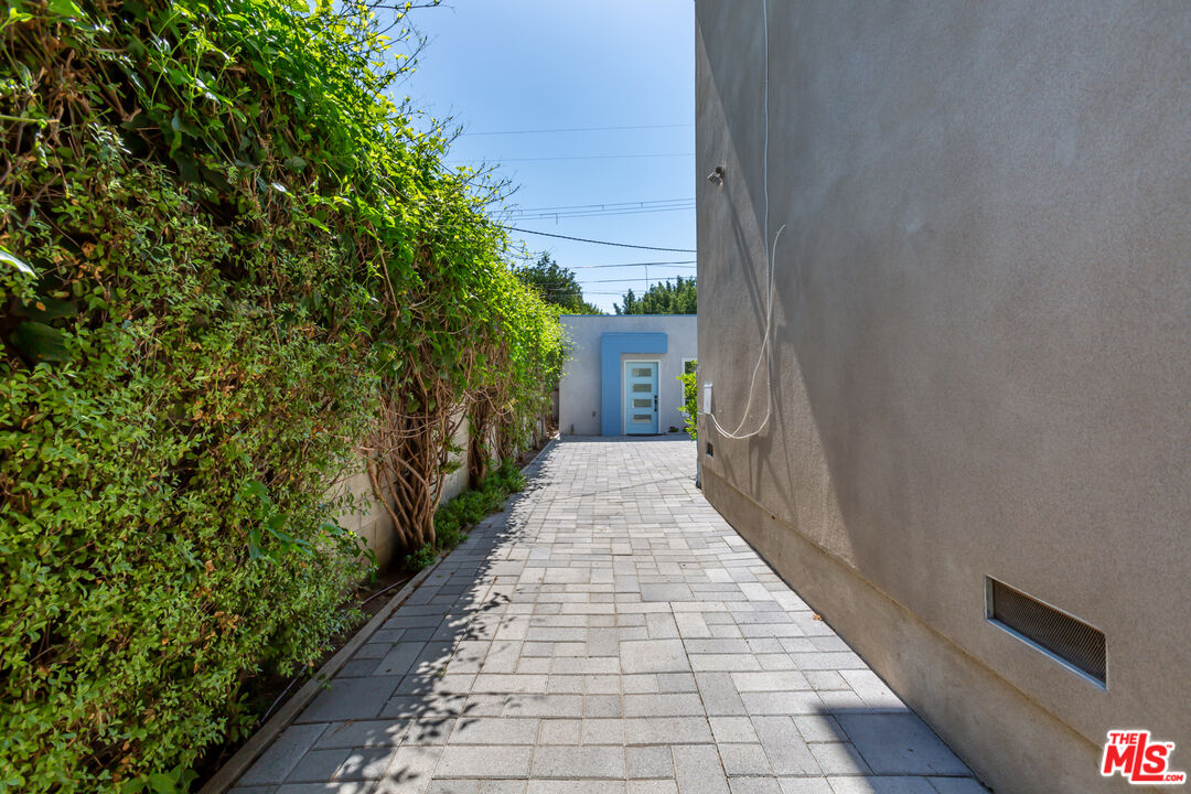 2037 Greenfield Avenue