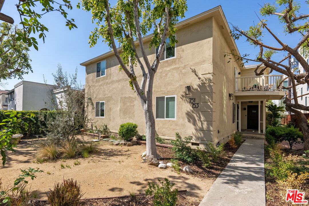 751 N Alfred St Unit: 1/2