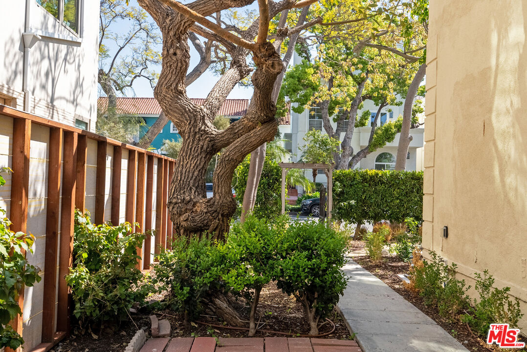 751 N Alfred St Unit: 1/2