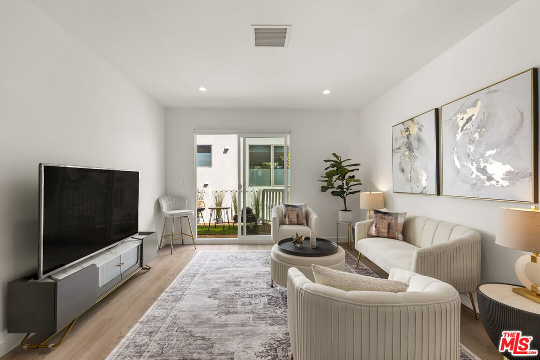 751 N Alfred St Unit: 1/2