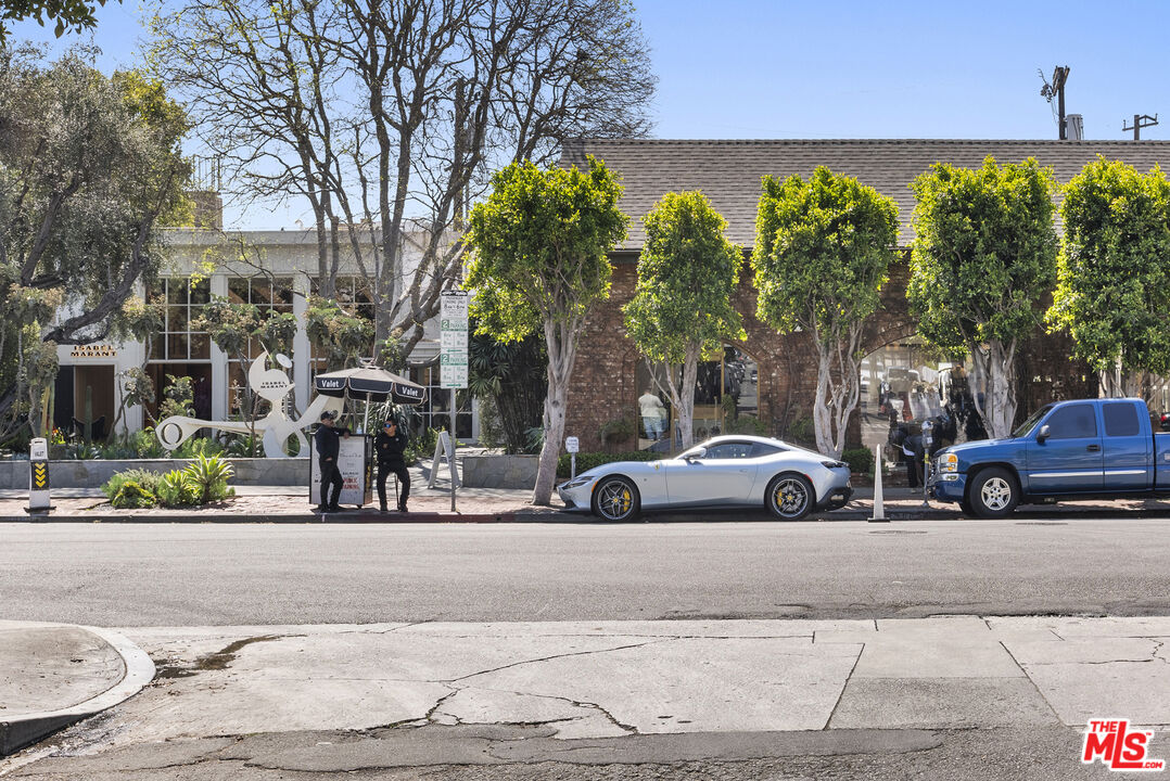 751 N Alfred St Unit: 1/2