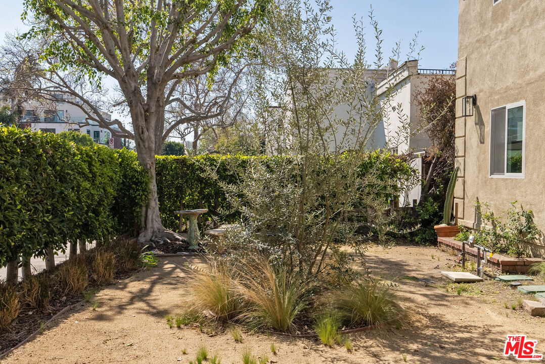 751 N Alfred St Unit: 1/2