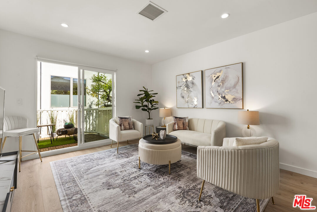 751 N Alfred St Unit: 1/2