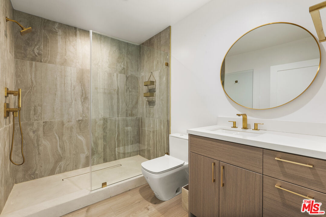 751 N Alfred St Unit: 1/2