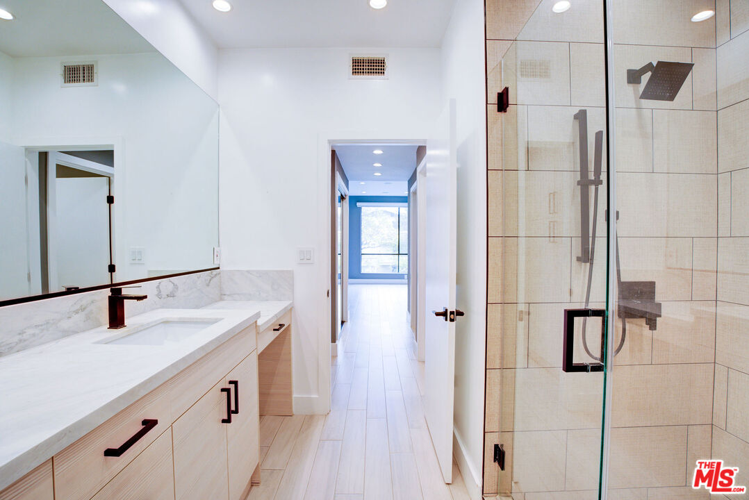 423 N Palm Dr Unit: 301