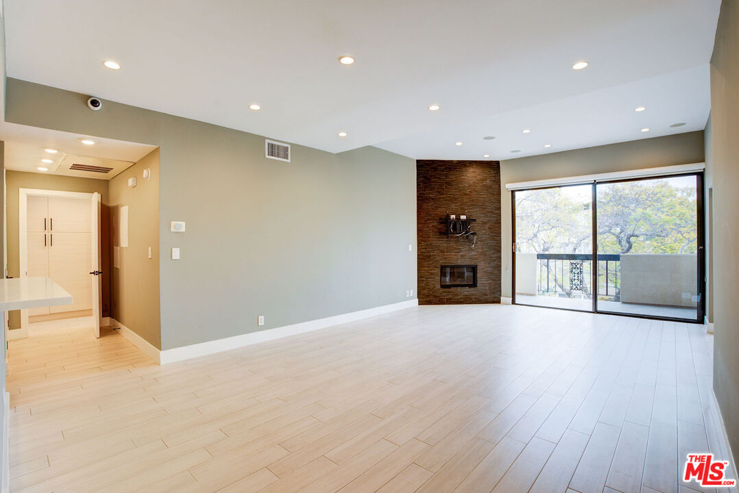 423 N Palm Dr Unit: 301