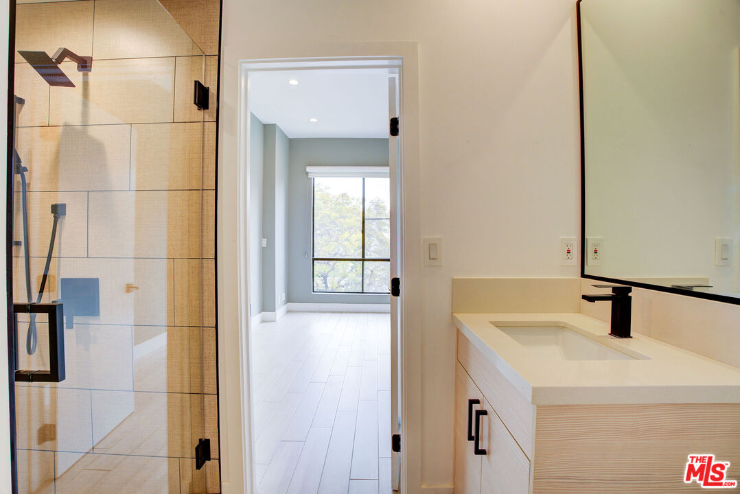 423 N Palm Dr Unit: 301