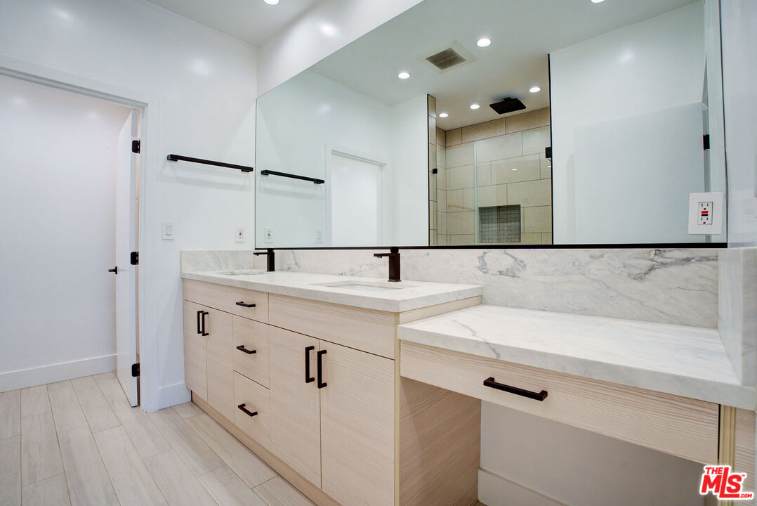 423 N Palm Dr Unit: 301