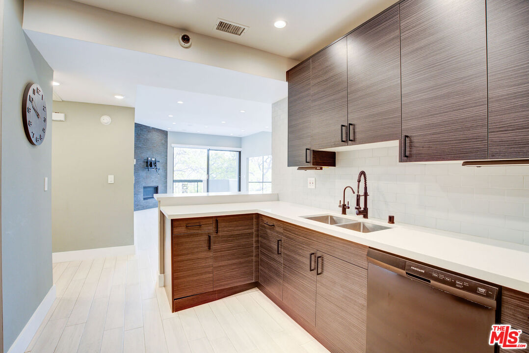 423 N Palm Dr Unit: 301