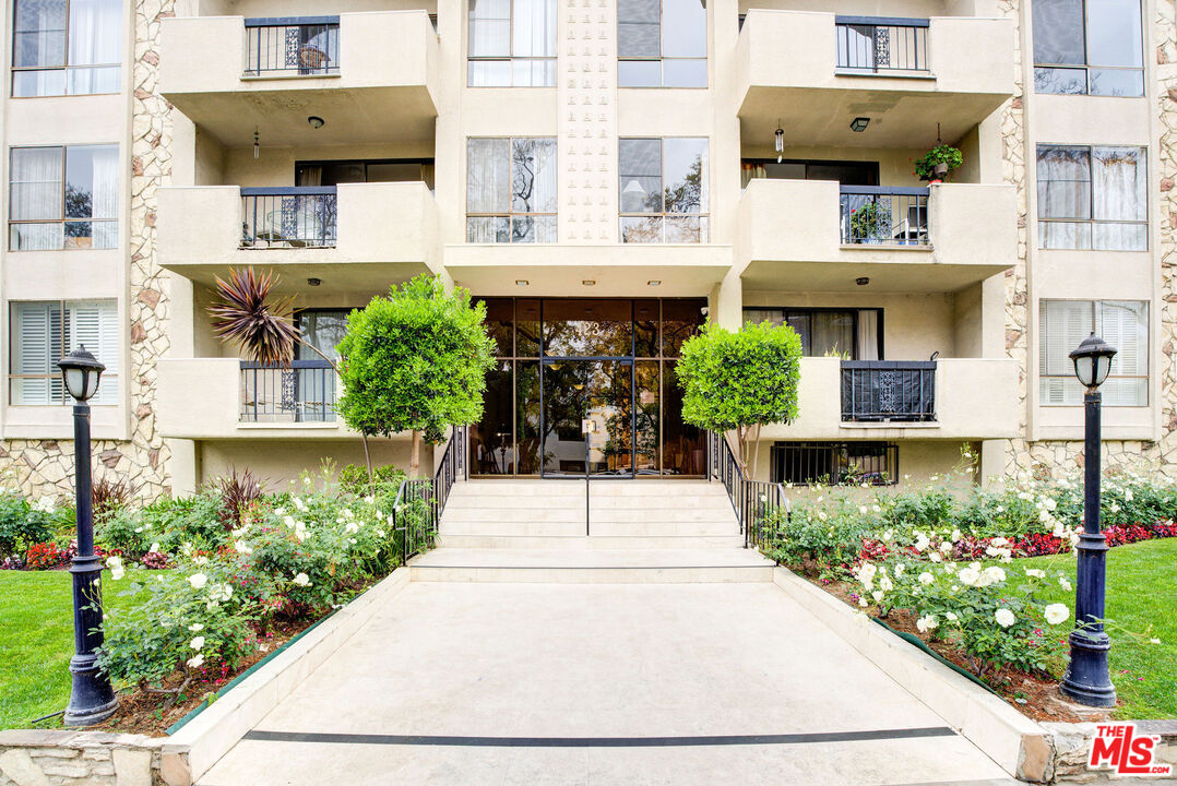 423 N Palm Dr Unit: 301
