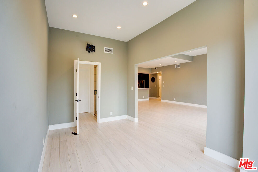 423 N Palm Dr Unit: 301