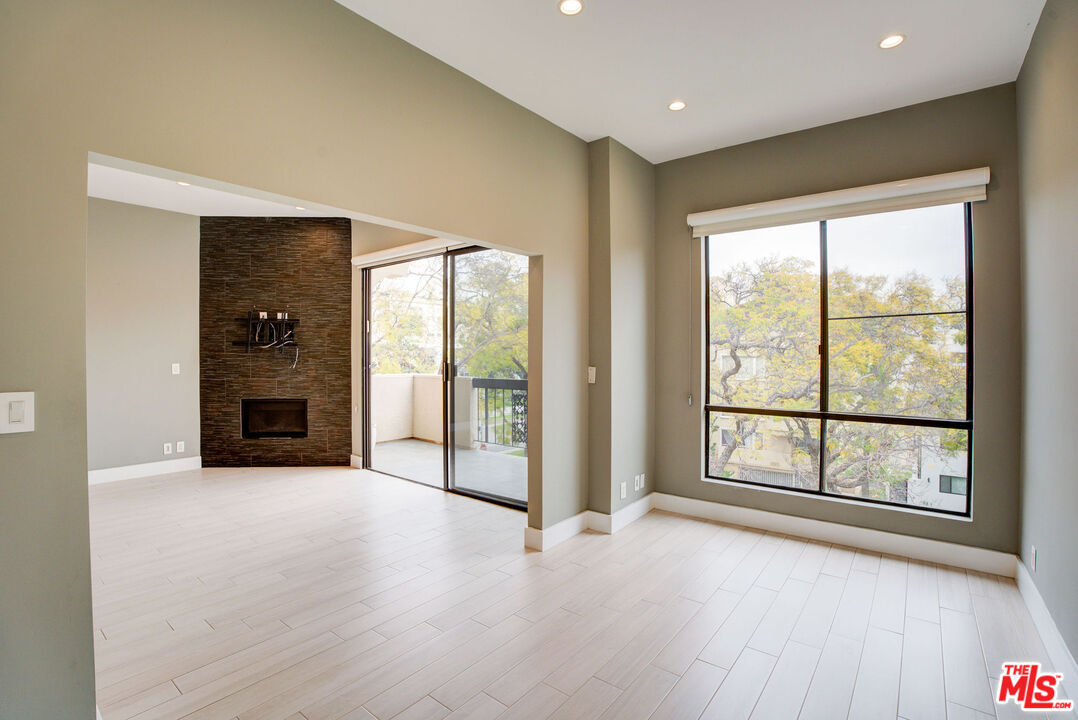 423 N Palm Dr Unit: 301