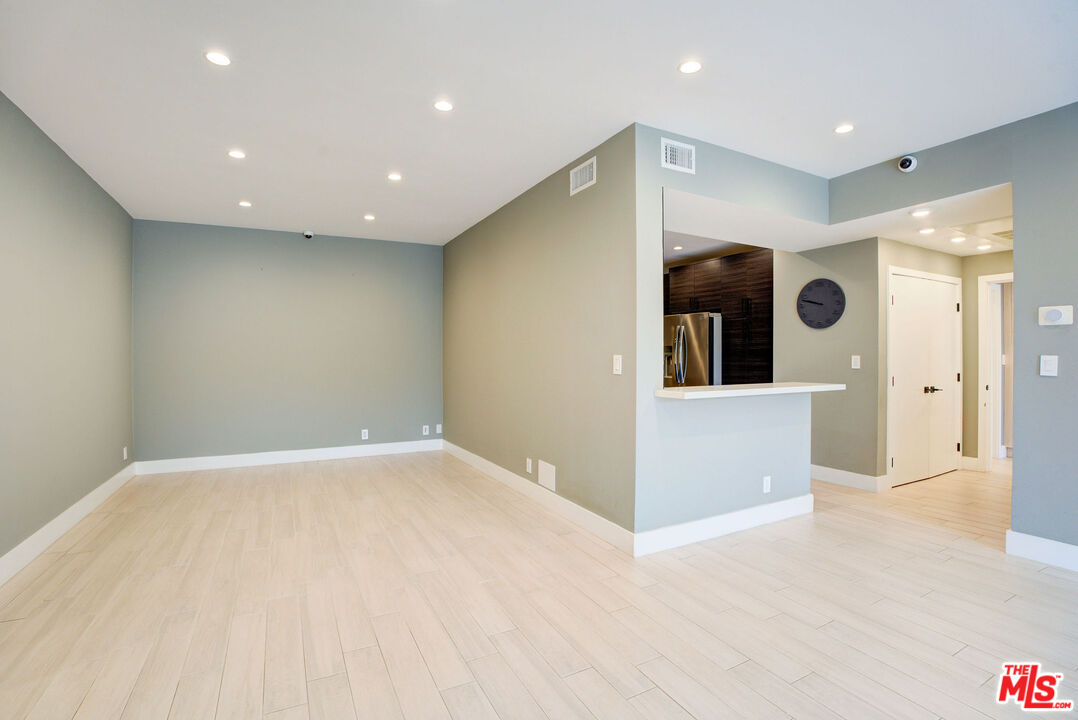 423 N Palm Dr Unit: 301