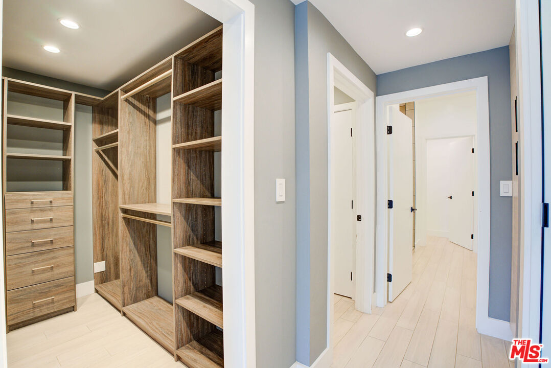 423 N Palm Dr Unit: 301