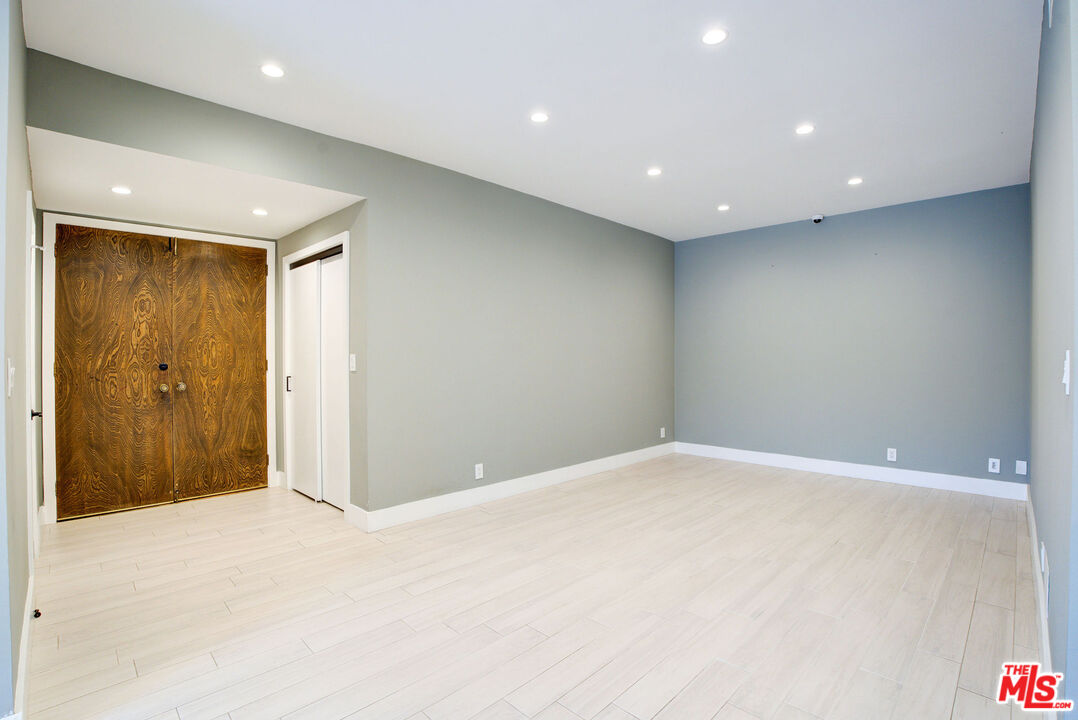 423 N Palm Dr Unit: 301