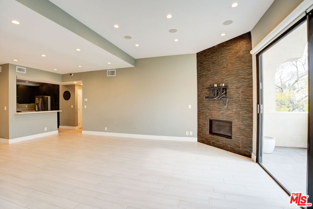 423 N Palm Dr Unit: 301