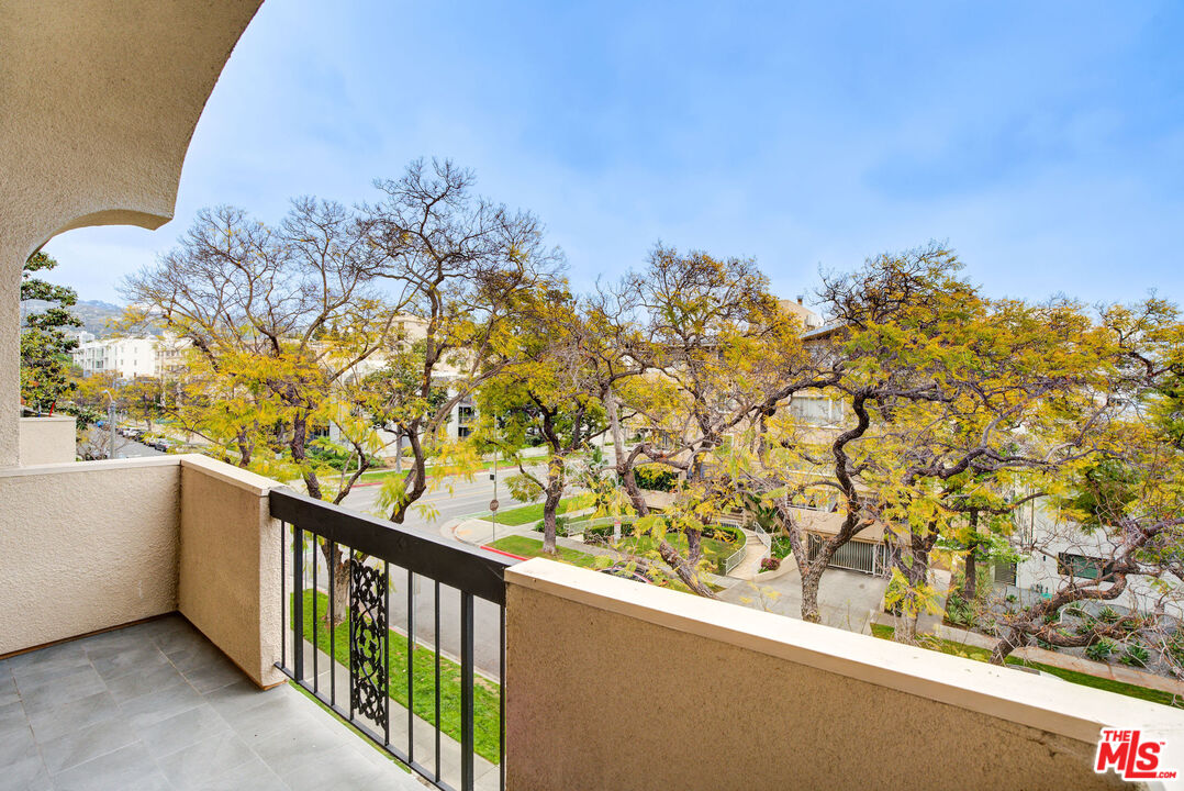 423 N Palm Dr Unit: 301