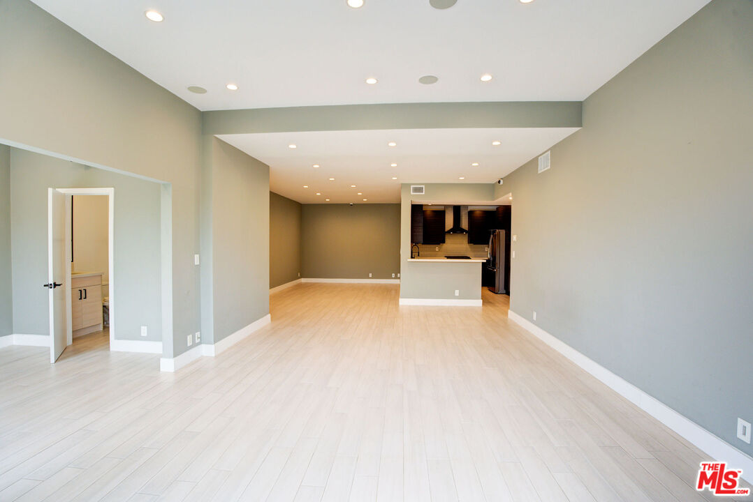 423 N Palm Dr Unit: 301