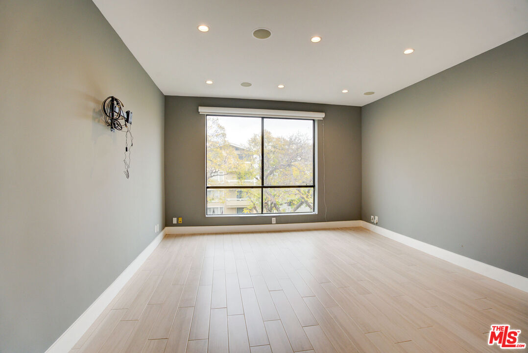 423 N Palm Dr Unit: 301