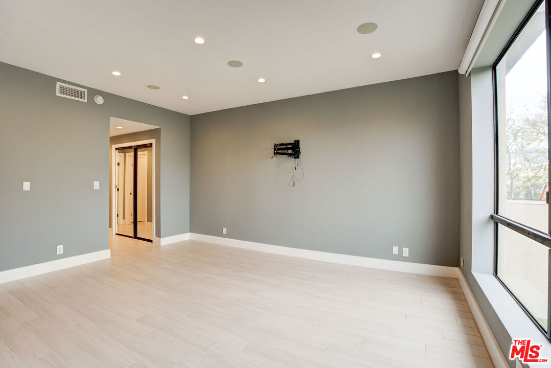 423 N Palm Dr Unit: 301