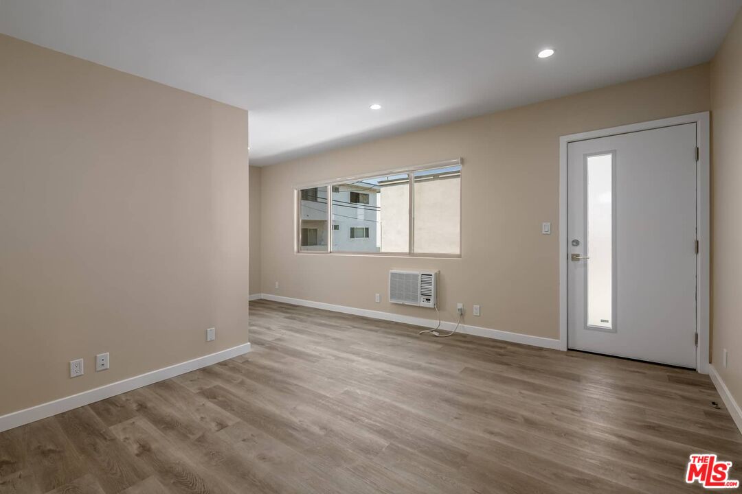 1553 S Saltair Ave Unit: 102