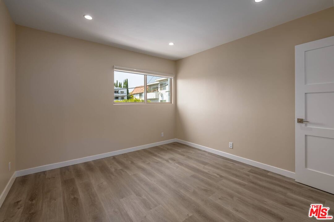 1553 S Saltair Ave Unit: 102