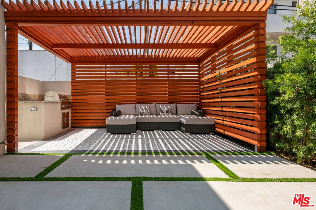 1553 S Saltair Ave Unit: 102