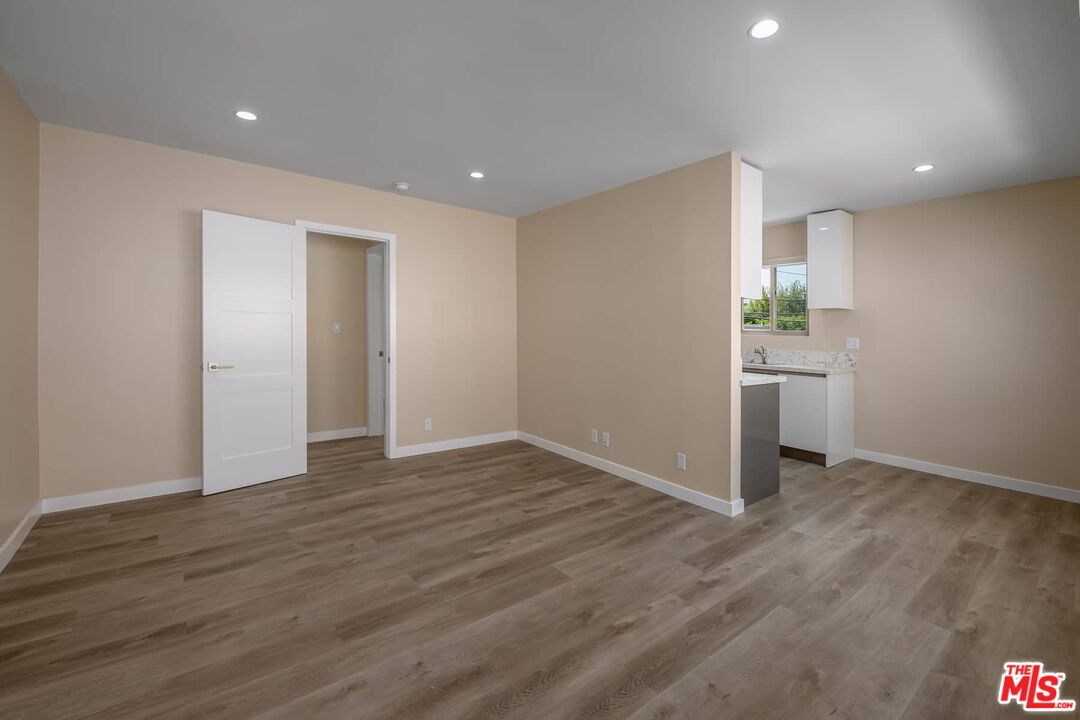 1553 S Saltair Ave Unit: 102