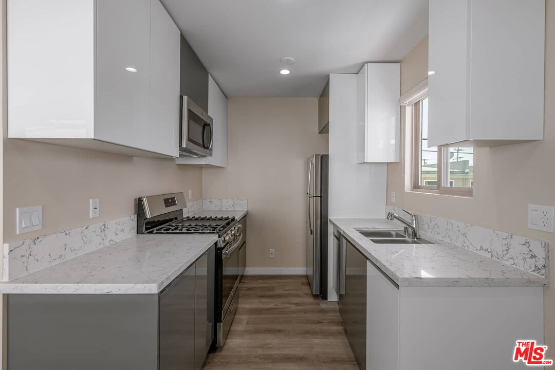 1553 S Saltair Ave Unit: 102