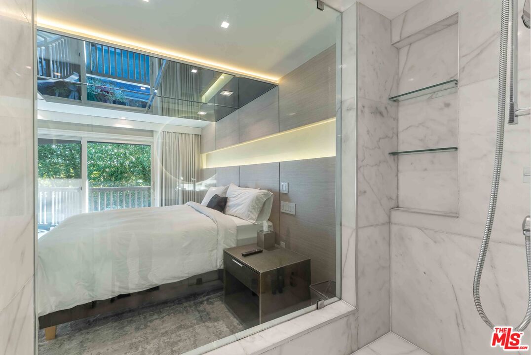 8610 W West Knoll Dr