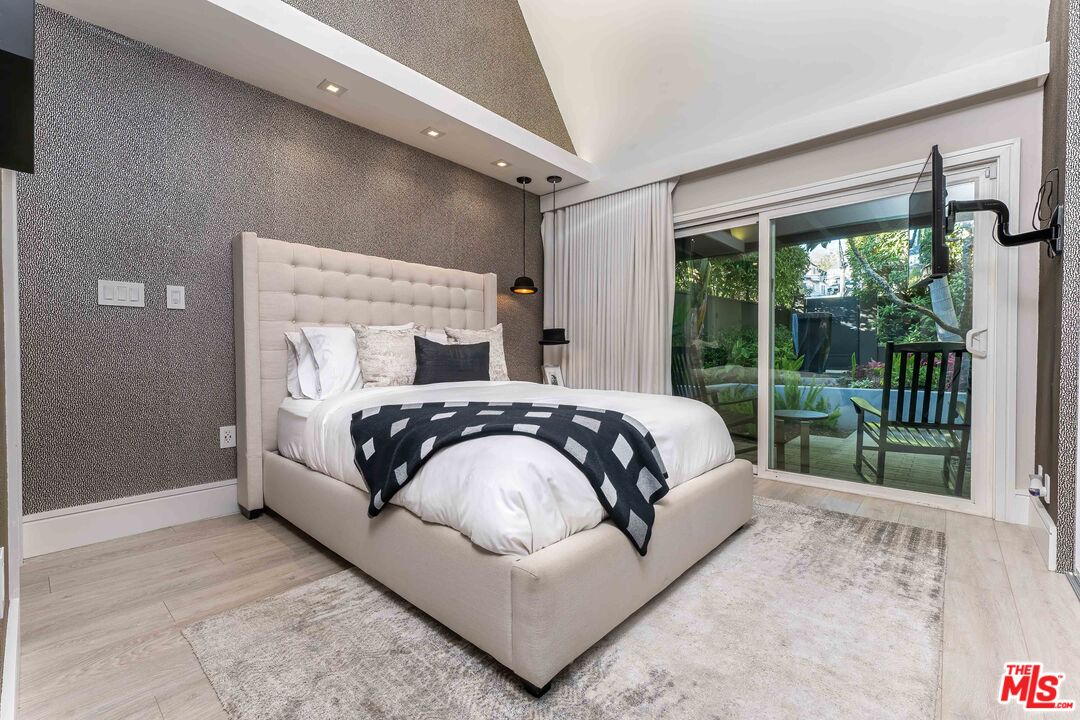 8610 W West Knoll Dr