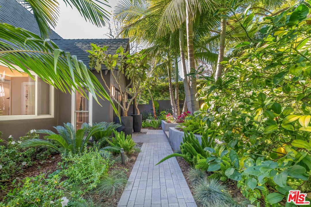 8610 W West Knoll Dr