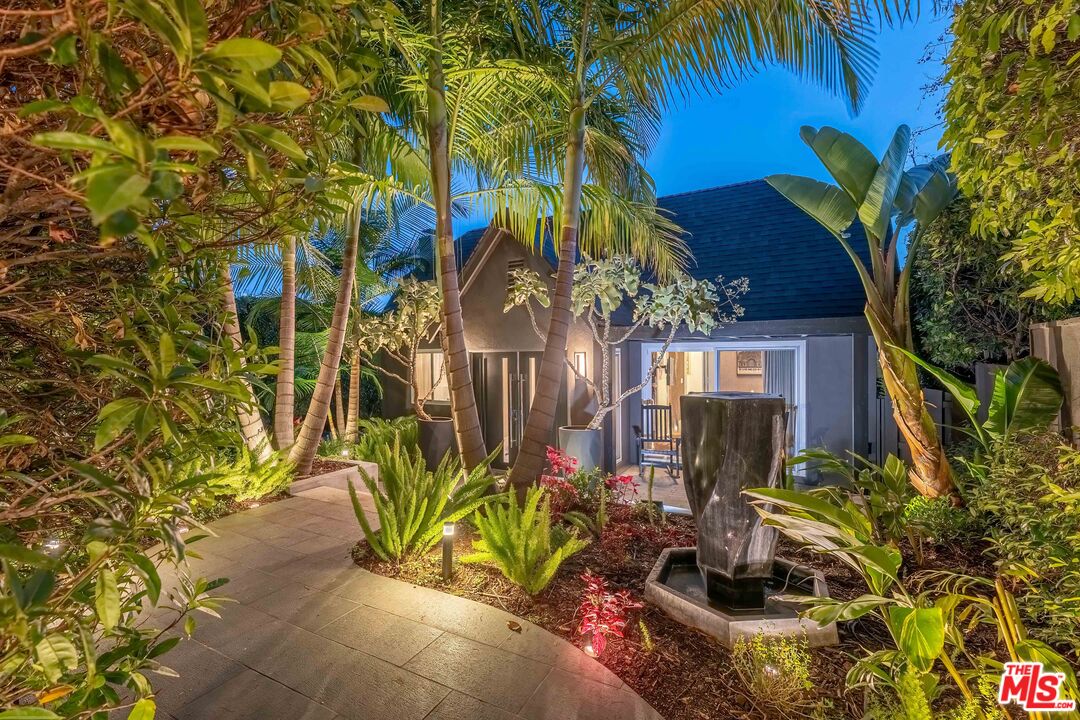 8610 W West Knoll Dr