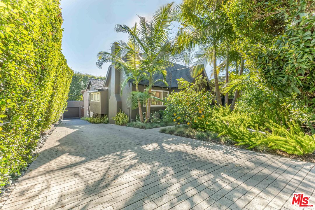 8610 W West Knoll Dr