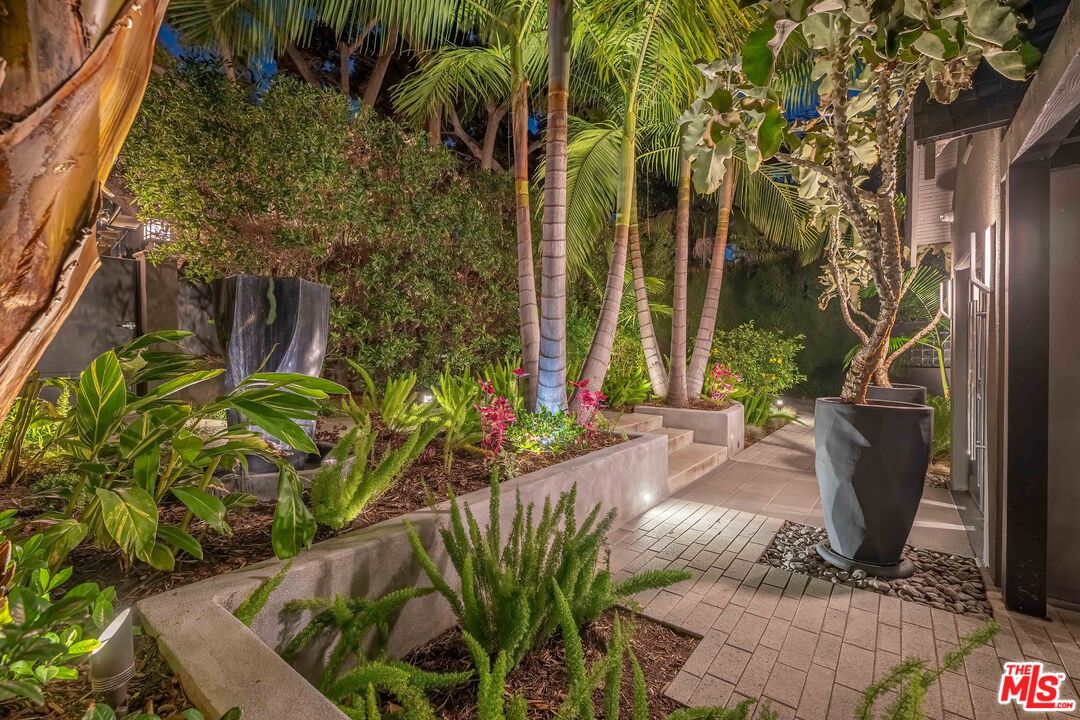 8610 W West Knoll Dr