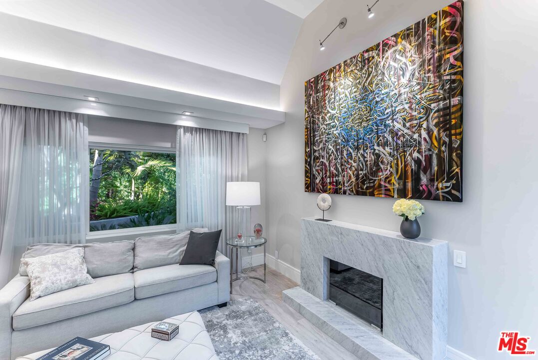 8610 W West Knoll Dr