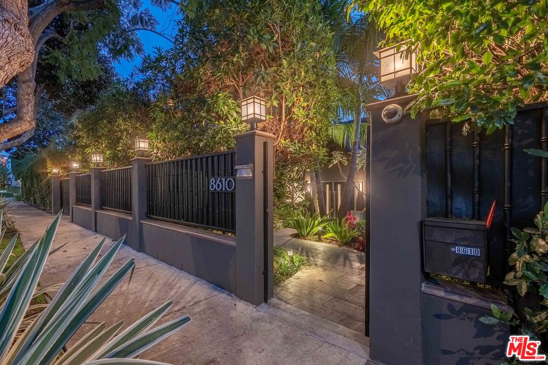 8610 W West Knoll Dr