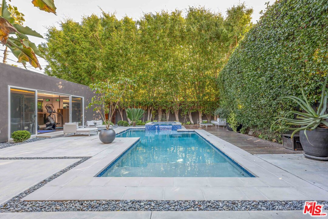 8610 W West Knoll Dr