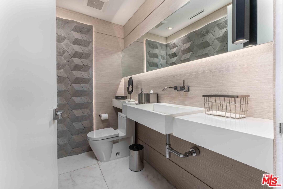 8610 W West Knoll Dr